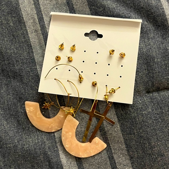 Earring Set 🩷 - Picture 2 of 2